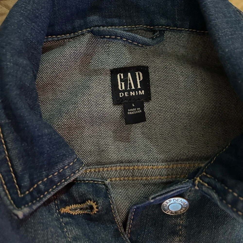 GAP Girls Classic‎ Blue Jean Jacket. Tag says L; fits more like a girls size 10
